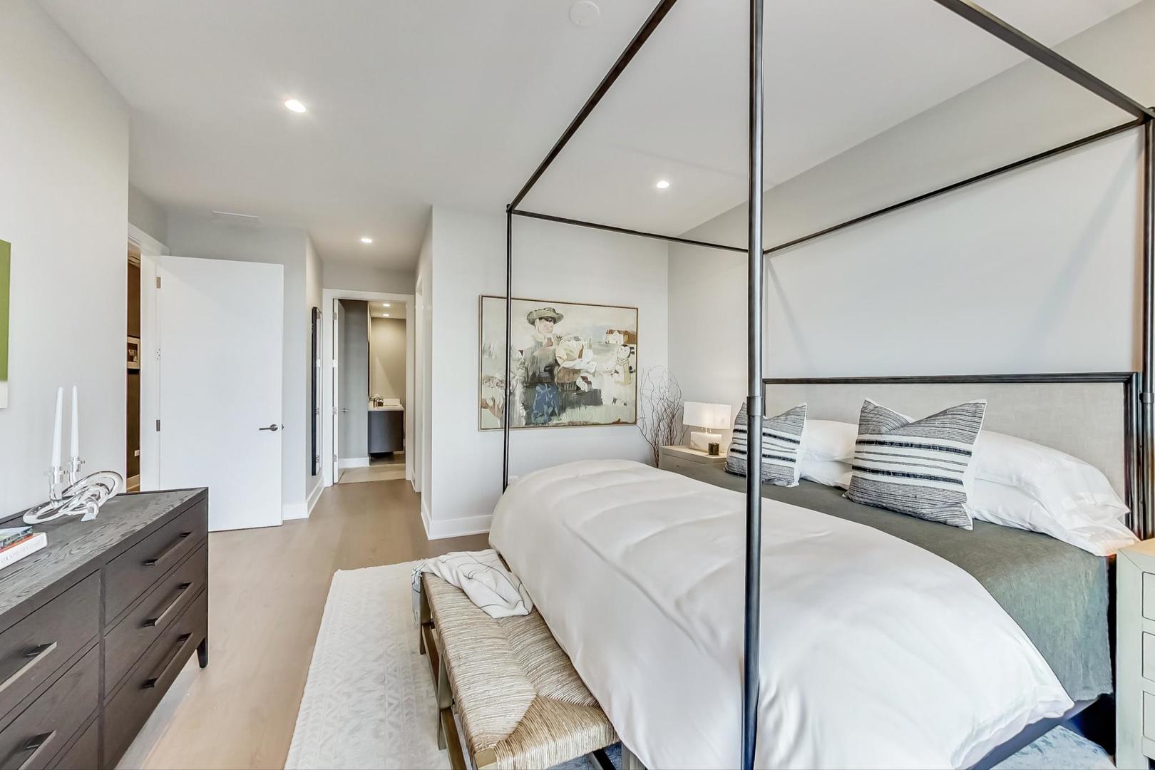 1701 W Webster Avenue Unit: 304