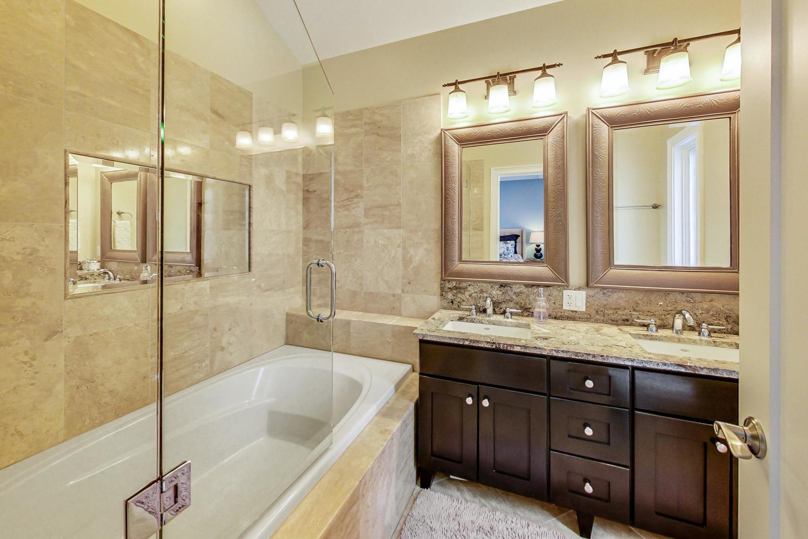 1831 W BELMONT Avenue Unit: 4