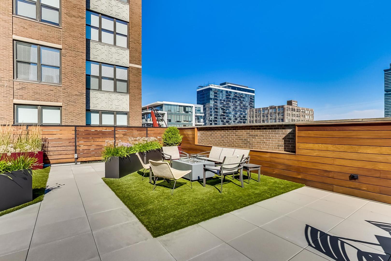 849 N Franklin Street Unit: 422