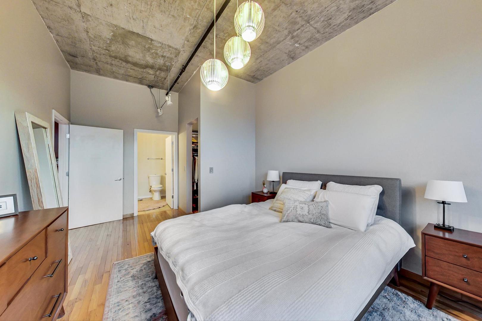 849 N Franklin Street Unit: 422