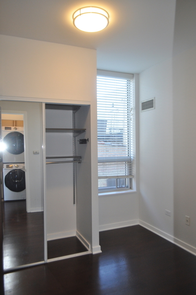 330 W GRAND Avenue Unit: 1004