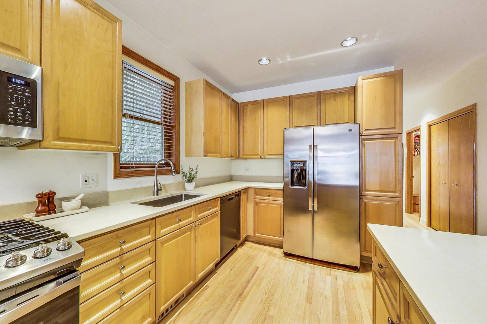 626 W WRIGHTWOOD Avenue Unit: 2W