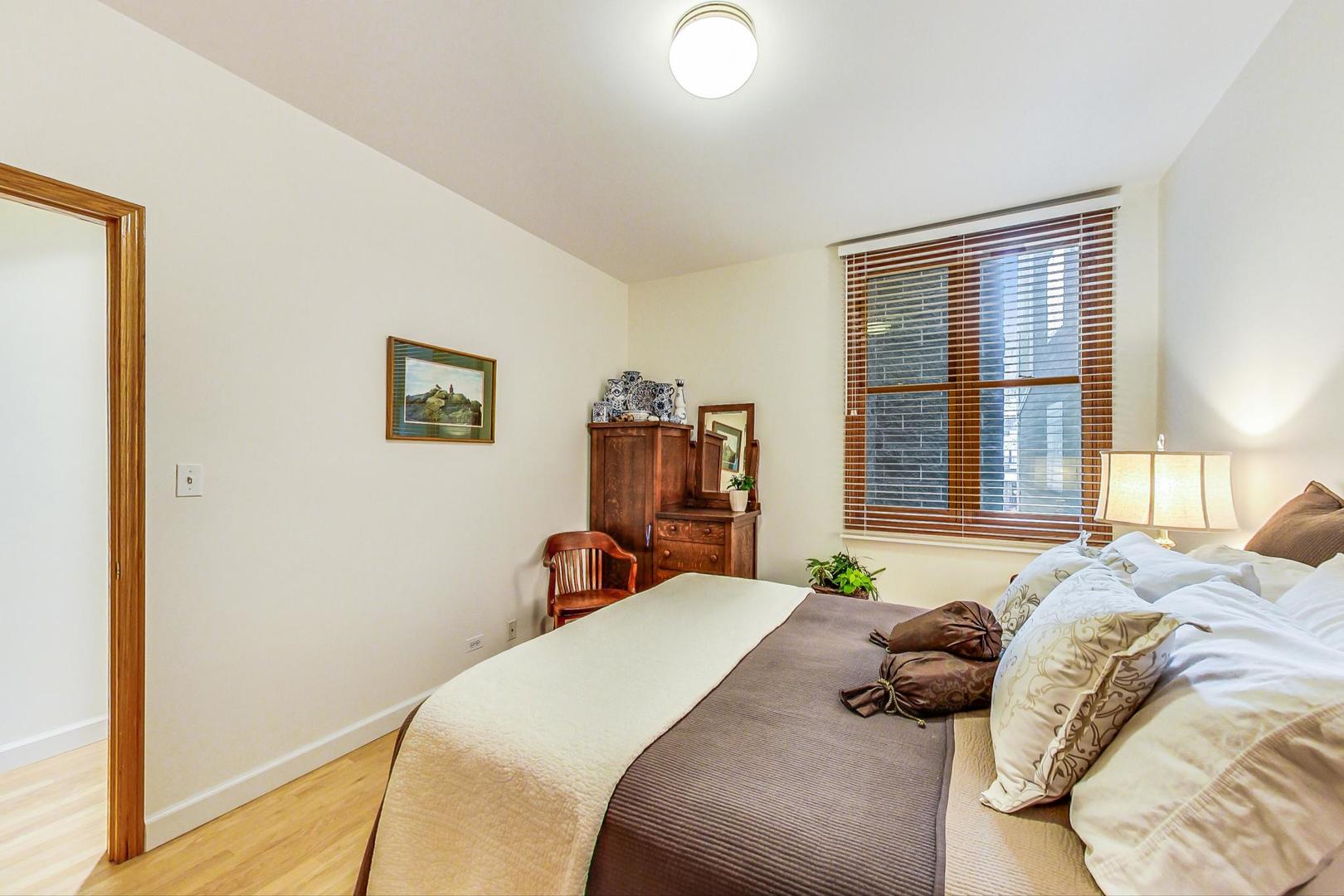 626 W WRIGHTWOOD Avenue Unit: 2W