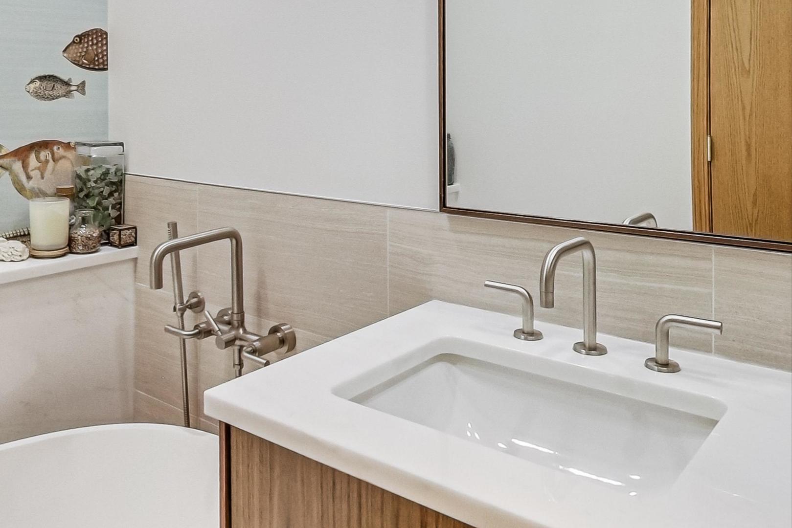 626 W WRIGHTWOOD Avenue Unit: 2W