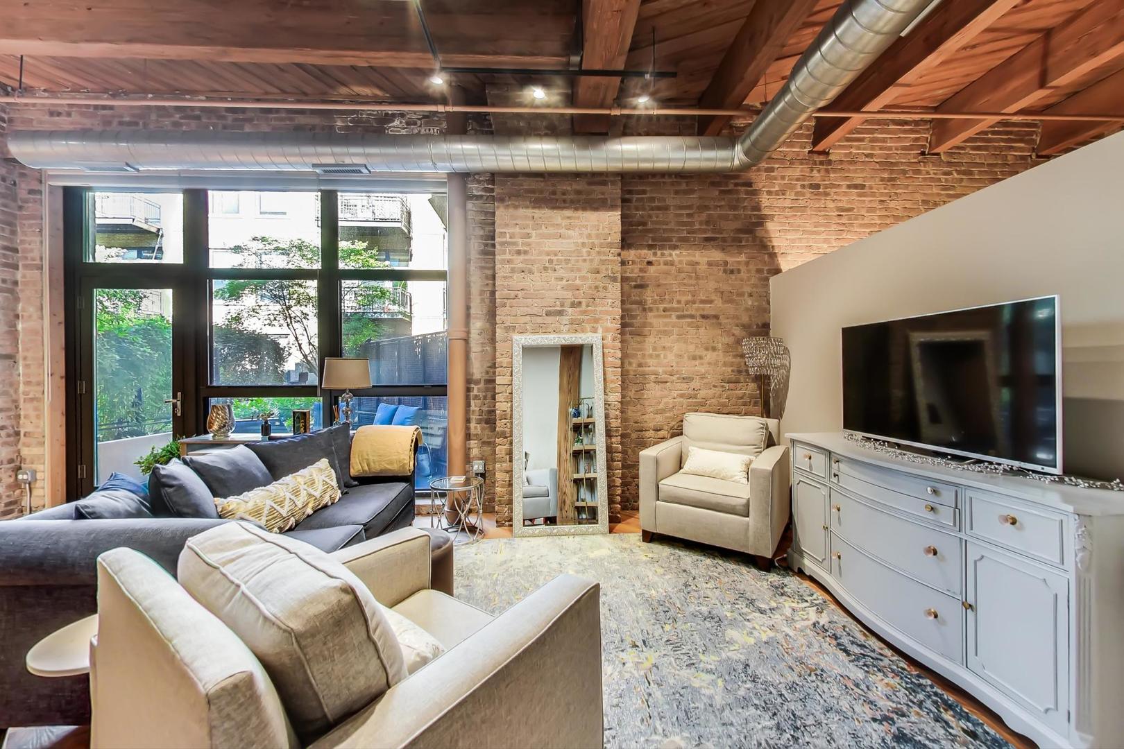 1040 W ADAMS Street Unit: 220