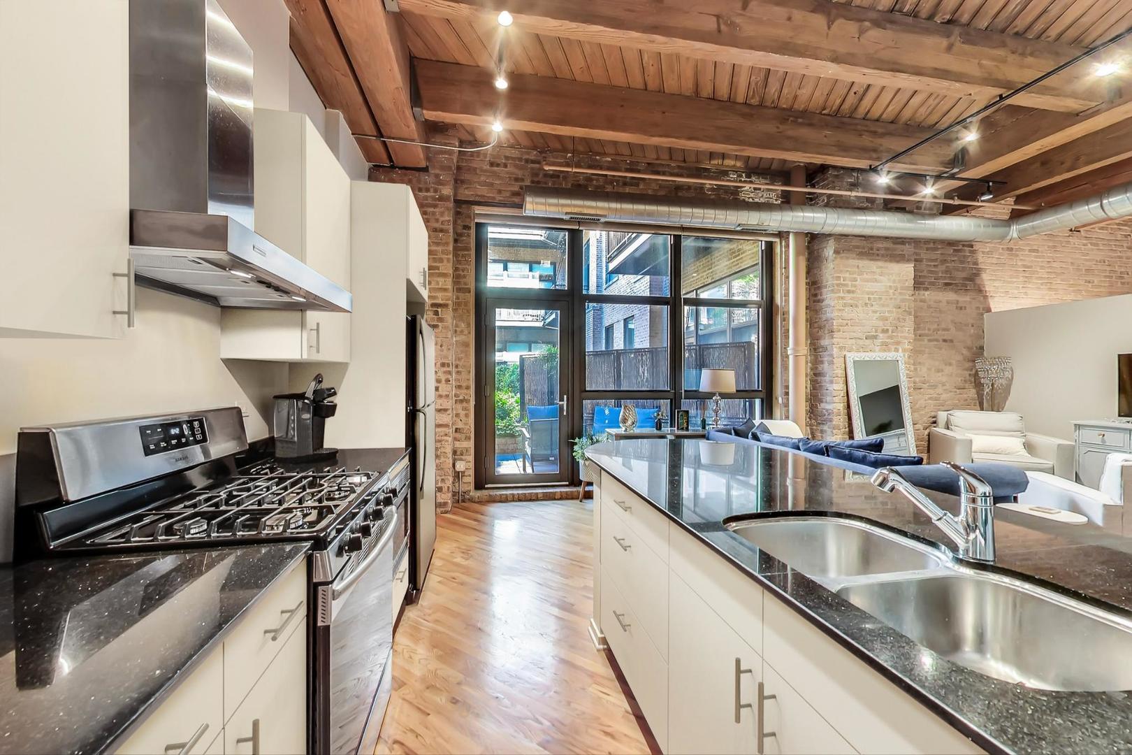 1040 W ADAMS Street Unit: 220