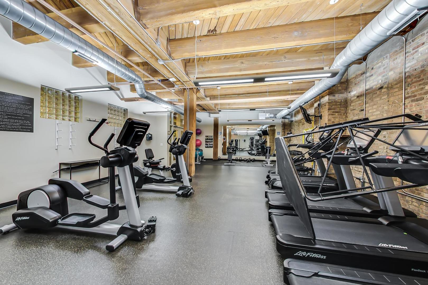 1040 W ADAMS Street Unit: 220