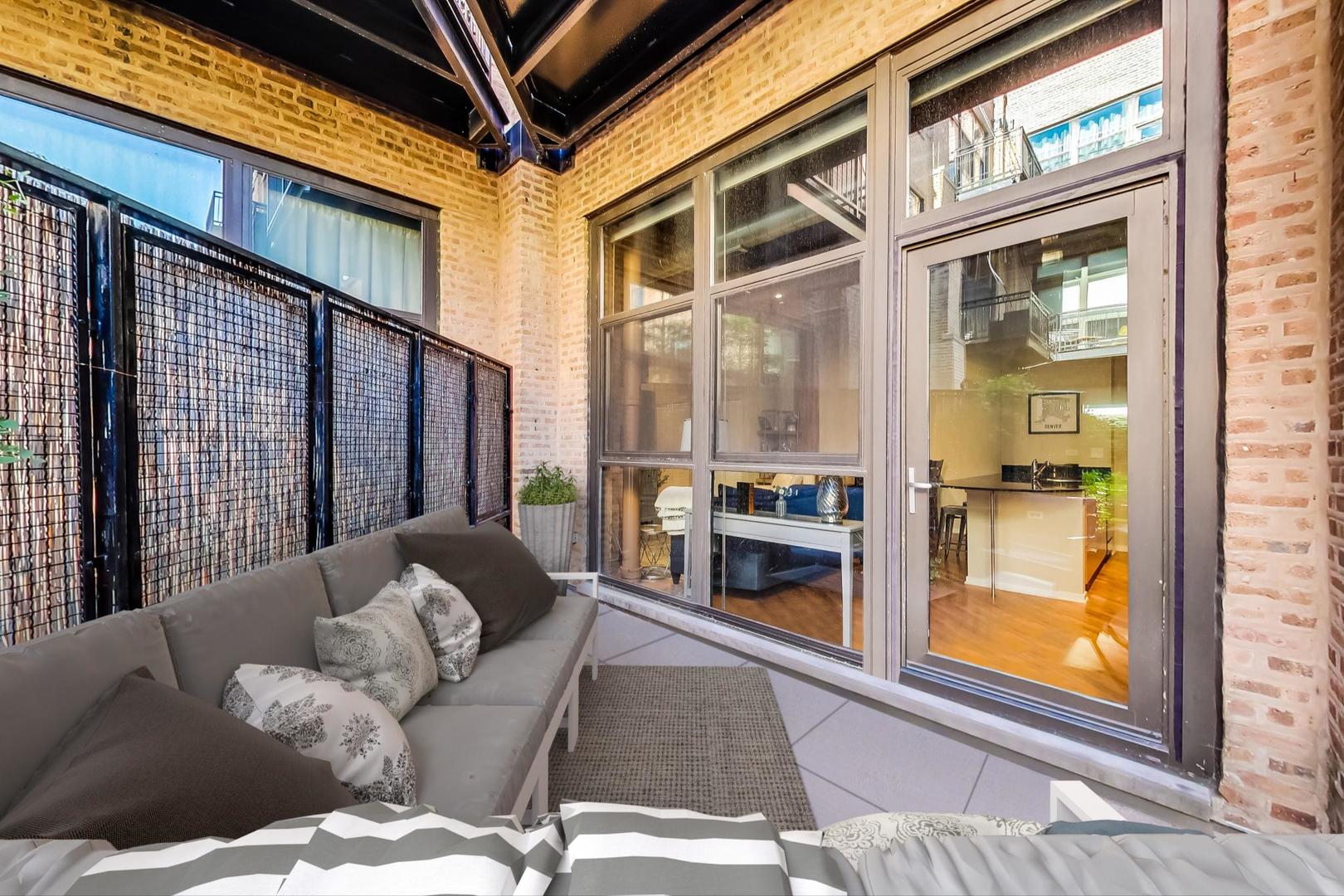 1040 W ADAMS Street Unit: 220