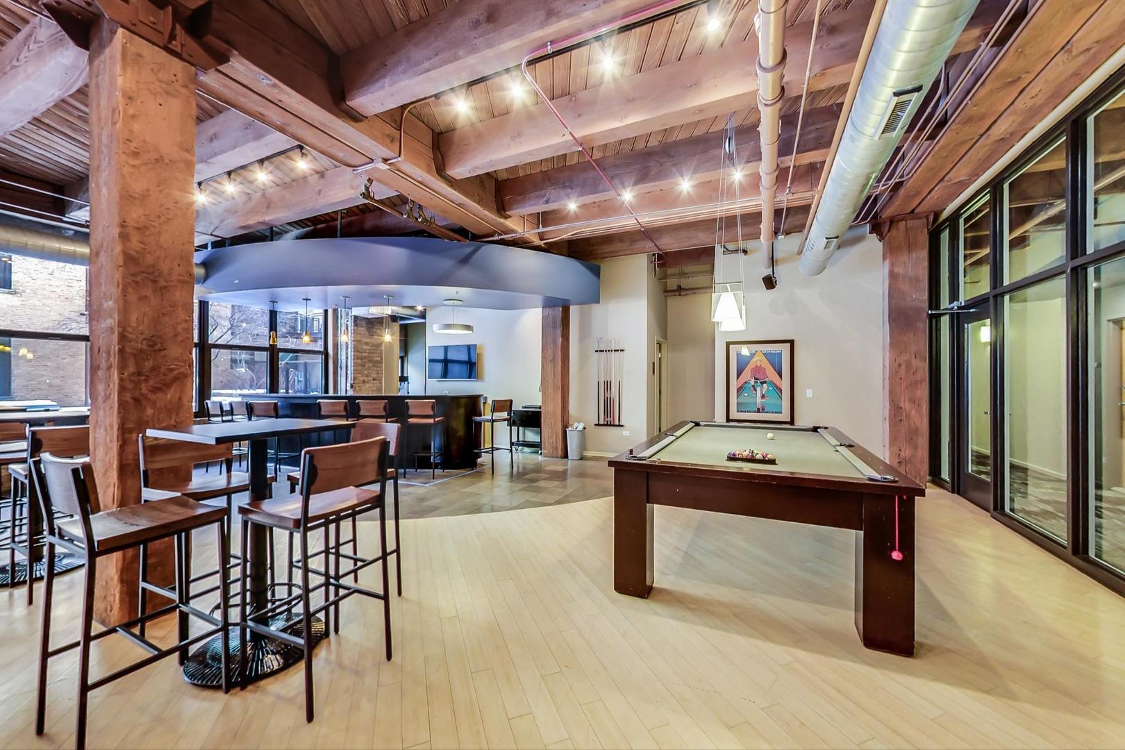 1040 W ADAMS Street Unit: 220