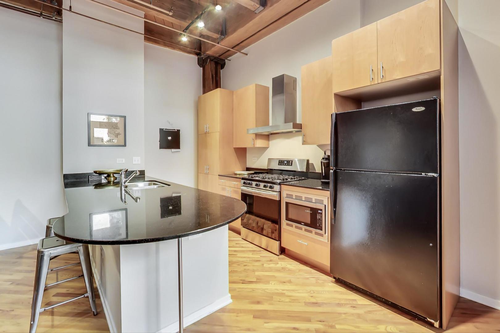 1040 W ADAMS Street Unit: 220