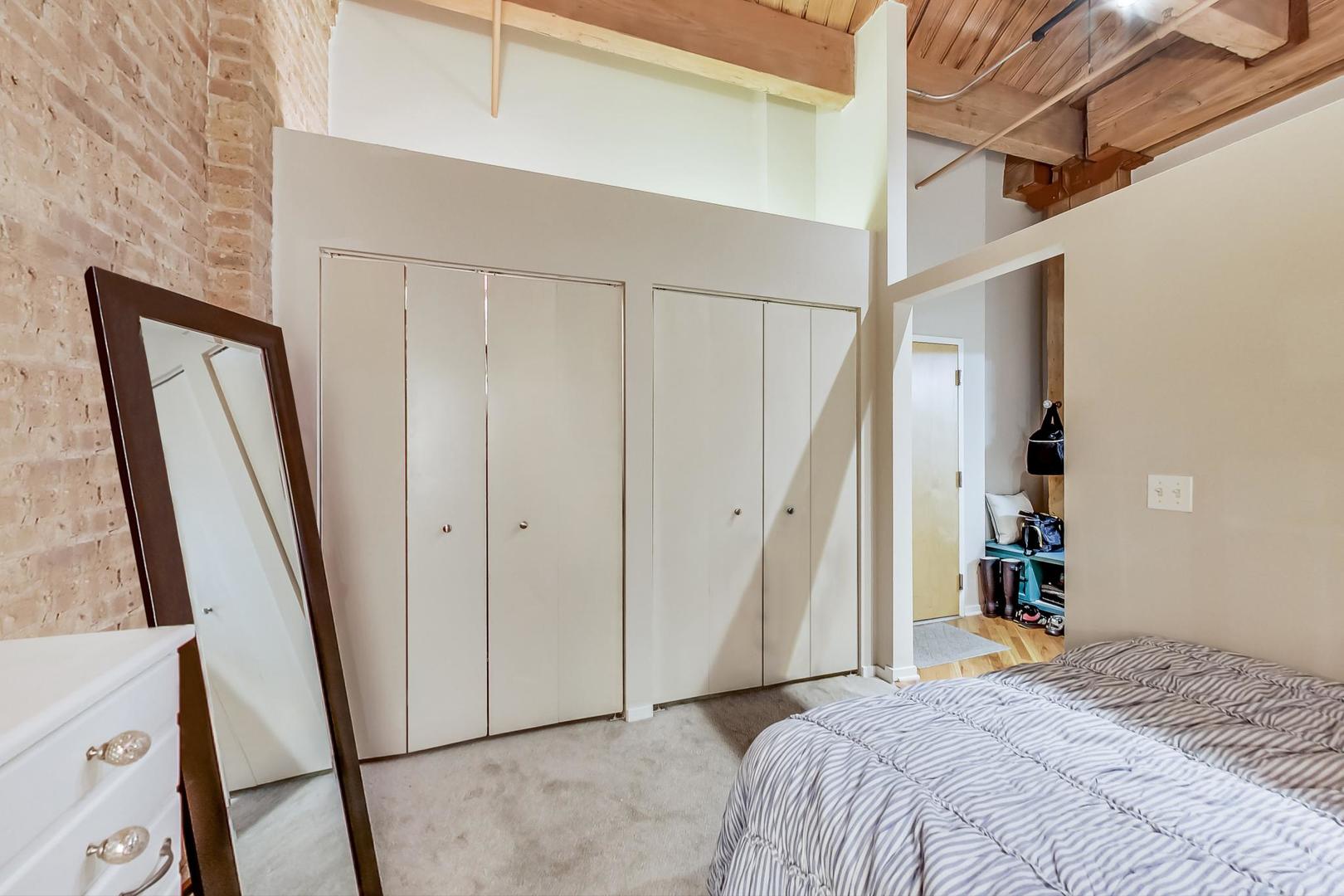1040 W ADAMS Street Unit: 220