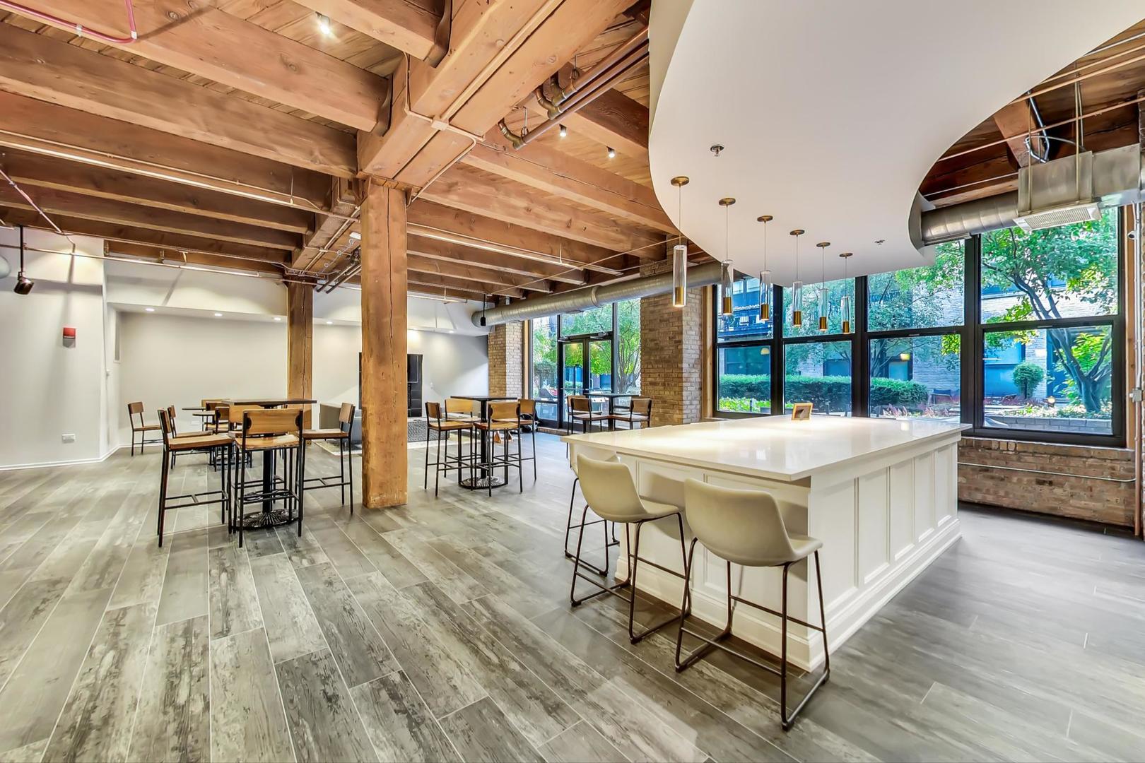 1040 W ADAMS Street Unit: 220