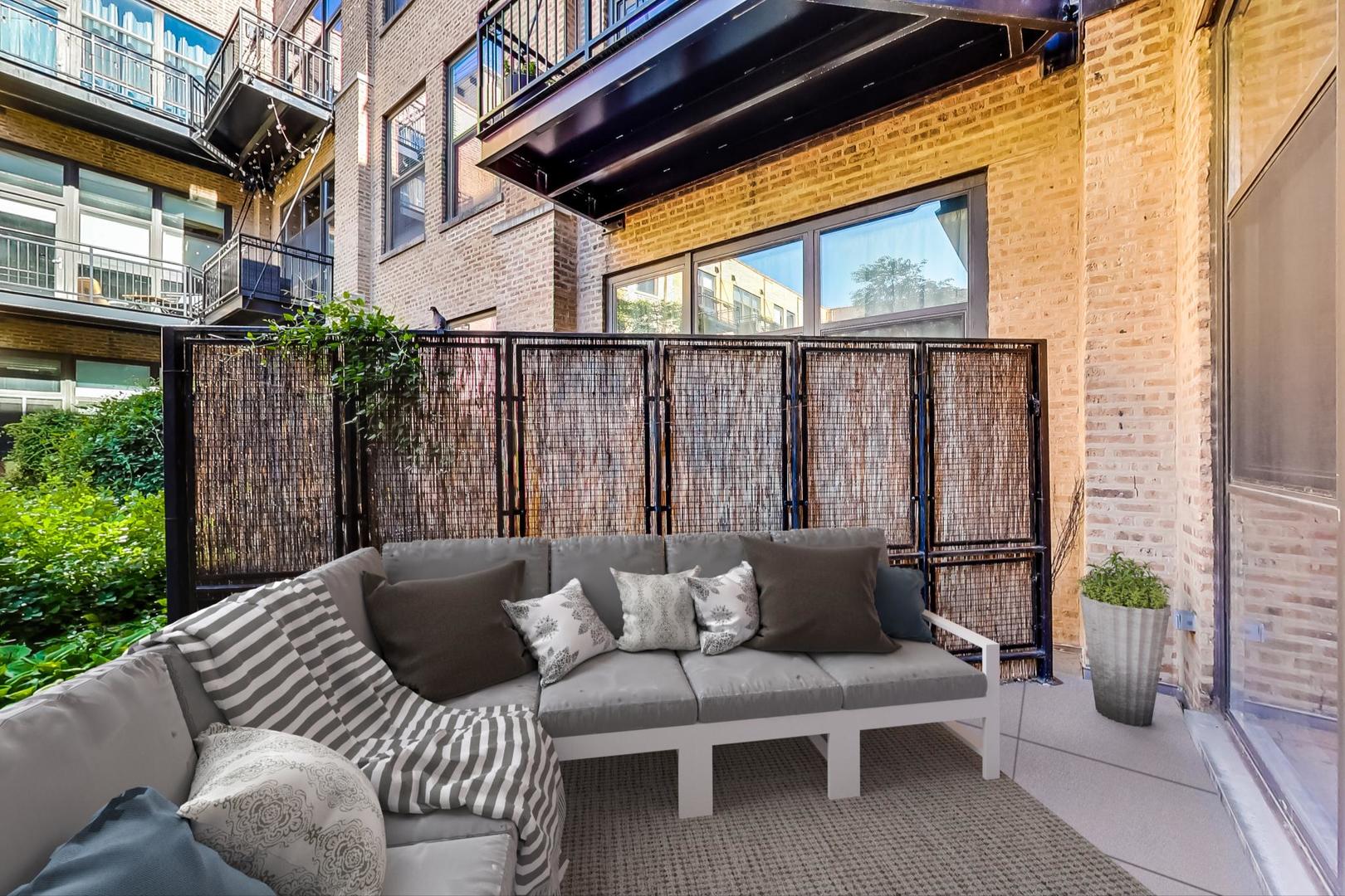 1040 W ADAMS Street Unit: 220