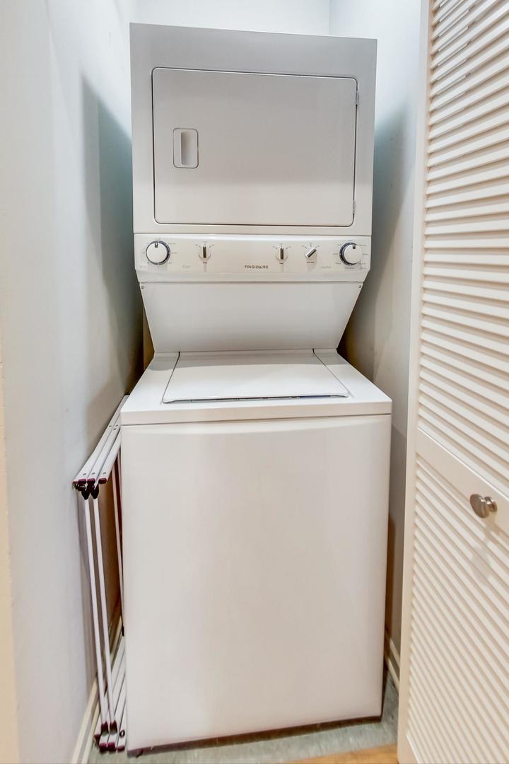 1040 W ADAMS Street Unit: 220