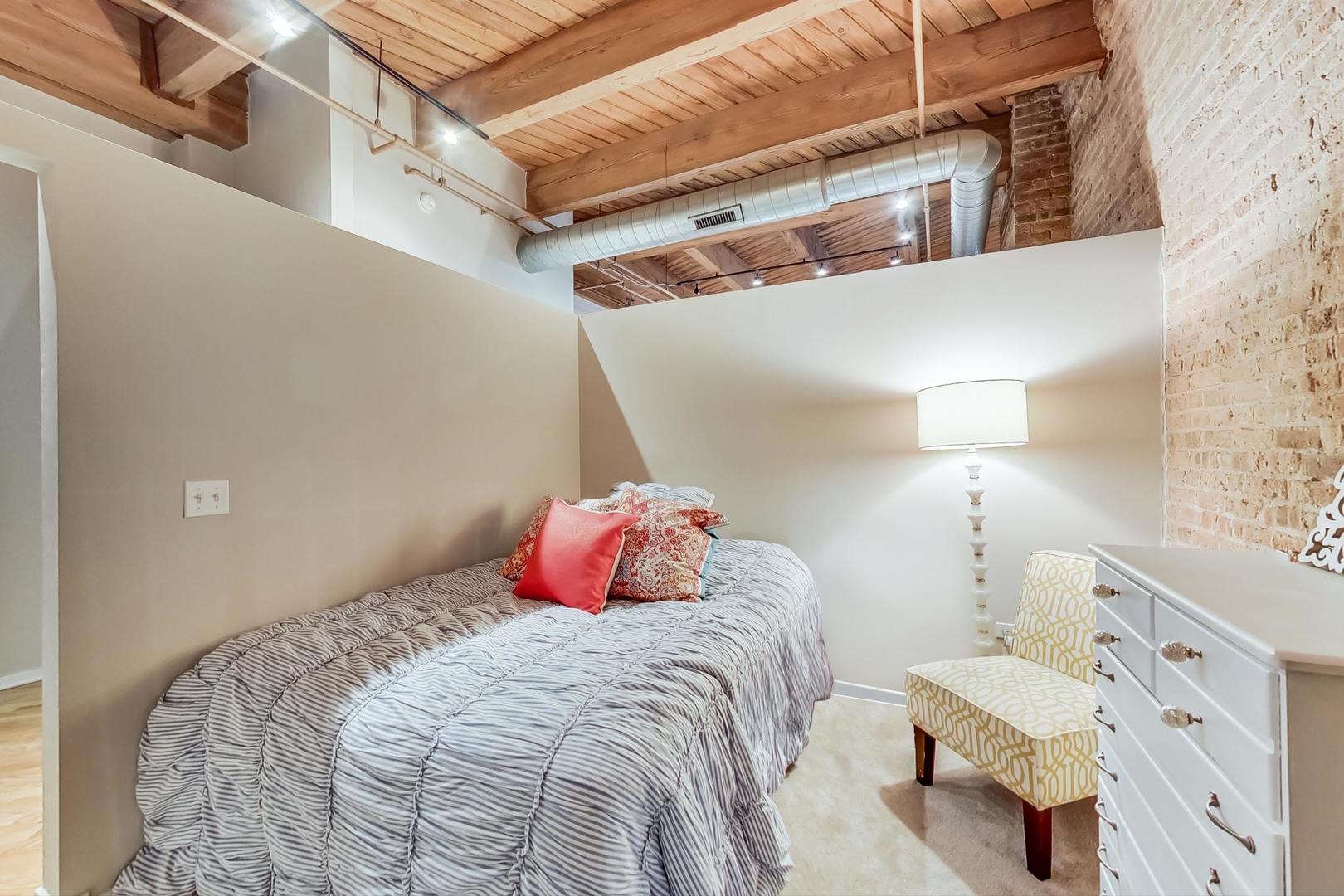 1040 W ADAMS Street Unit: 220