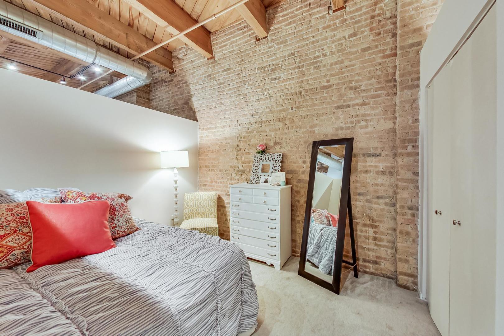 1040 W ADAMS Street Unit: 220