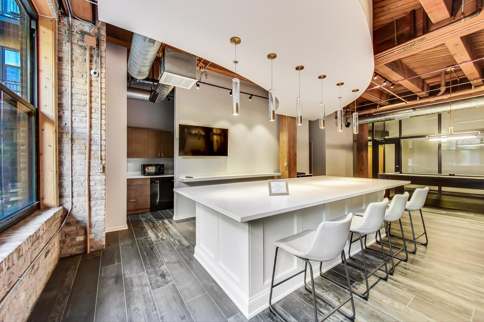 1040 W ADAMS Street Unit: 220