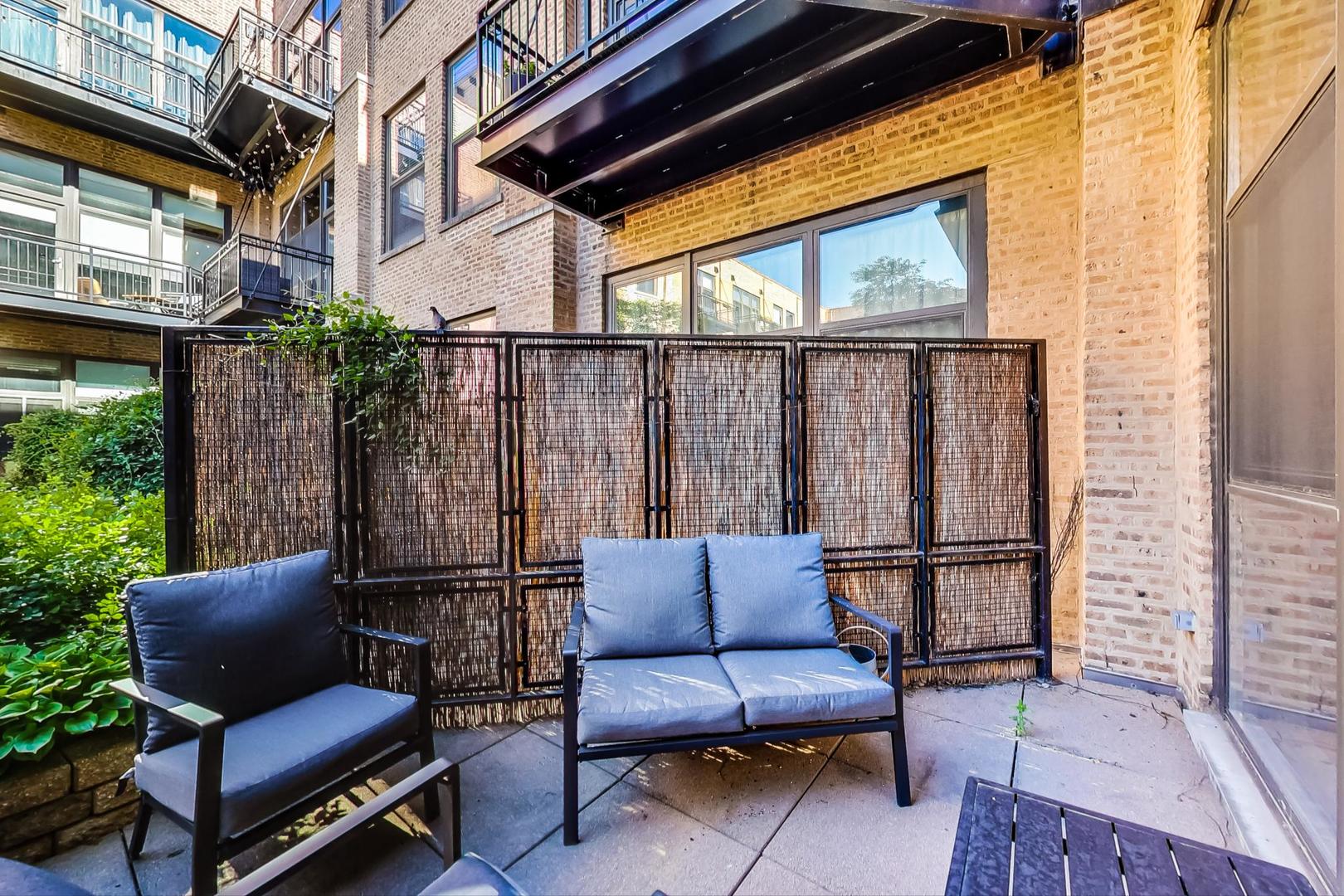1040 W ADAMS Street Unit: 220