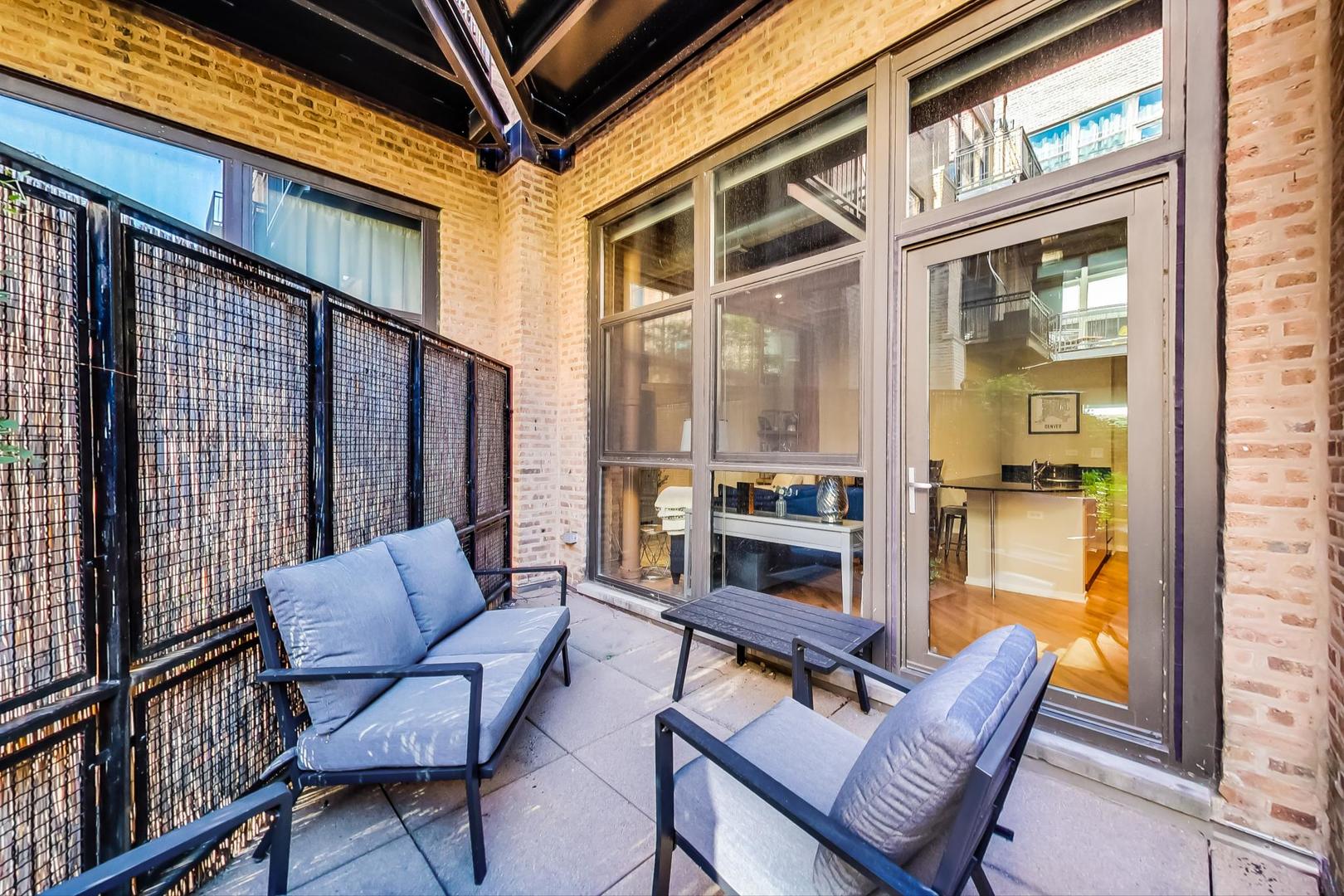 1040 W ADAMS Street Unit: 220