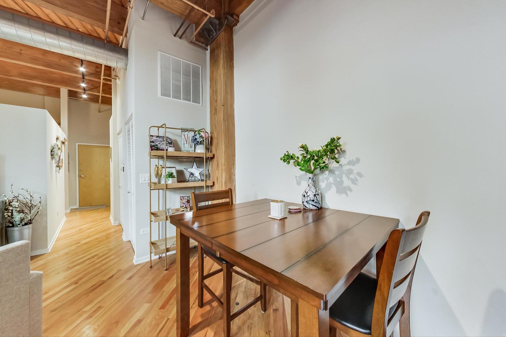 1040 W ADAMS Street Unit: 220