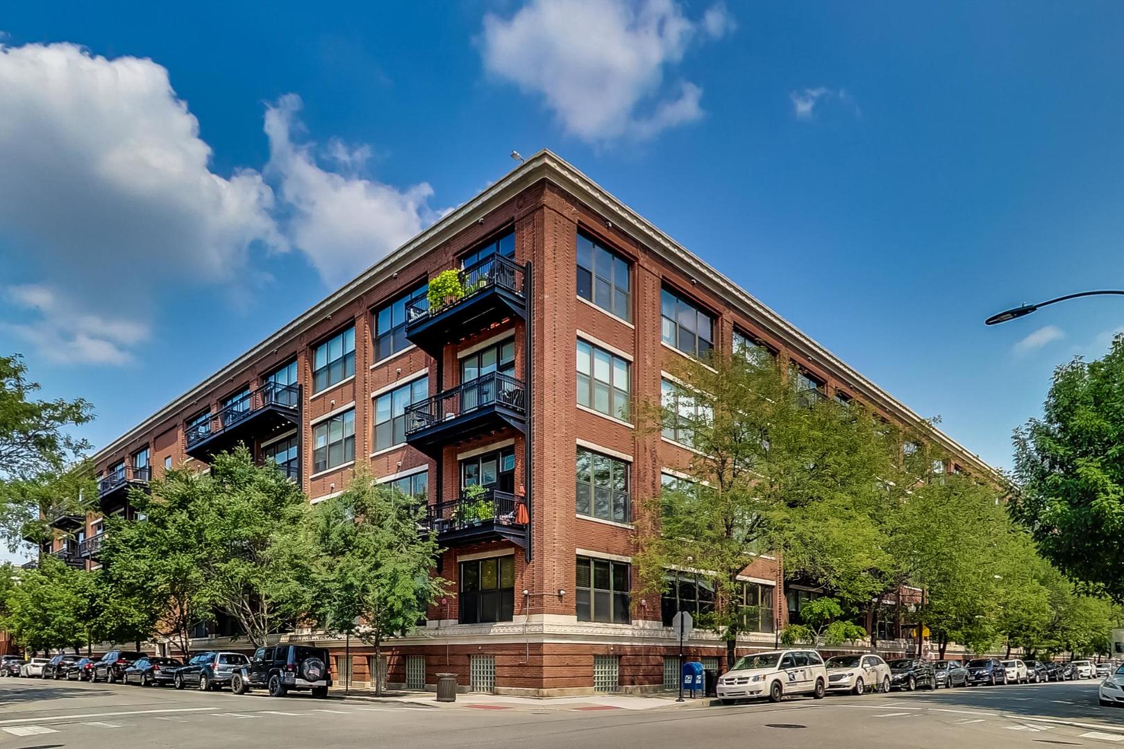 1040 W ADAMS Street Unit: 220