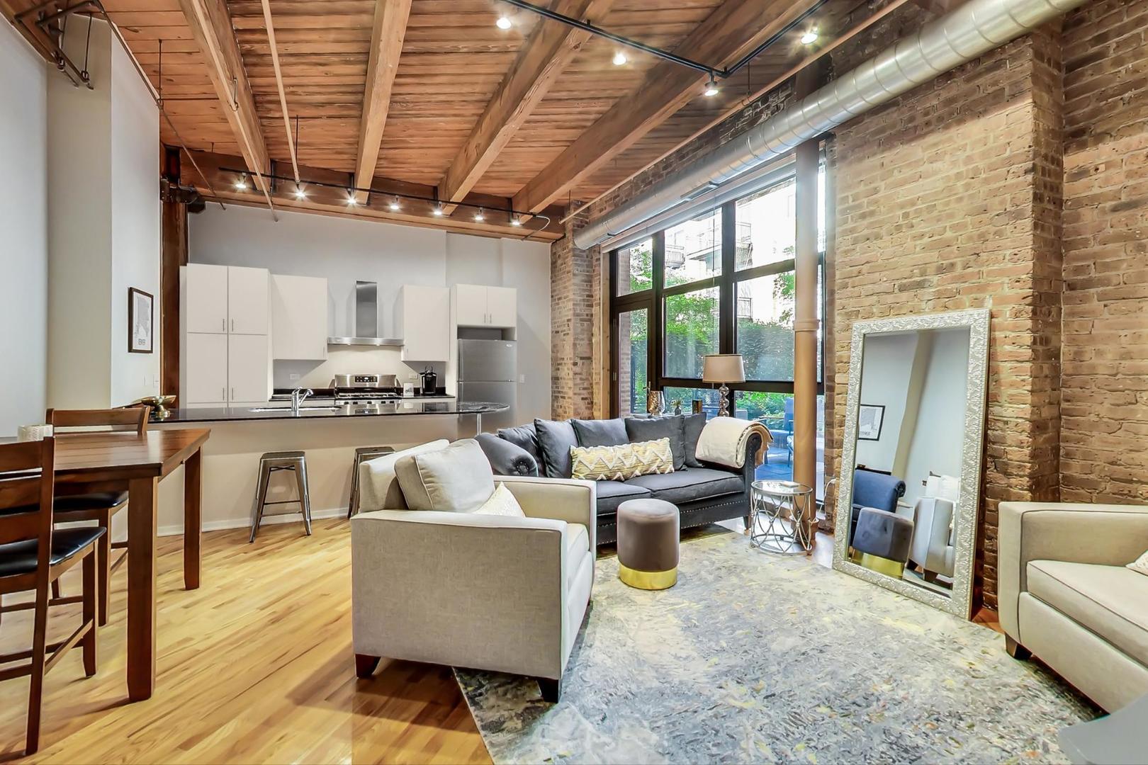 1040 W ADAMS Street Unit: 220