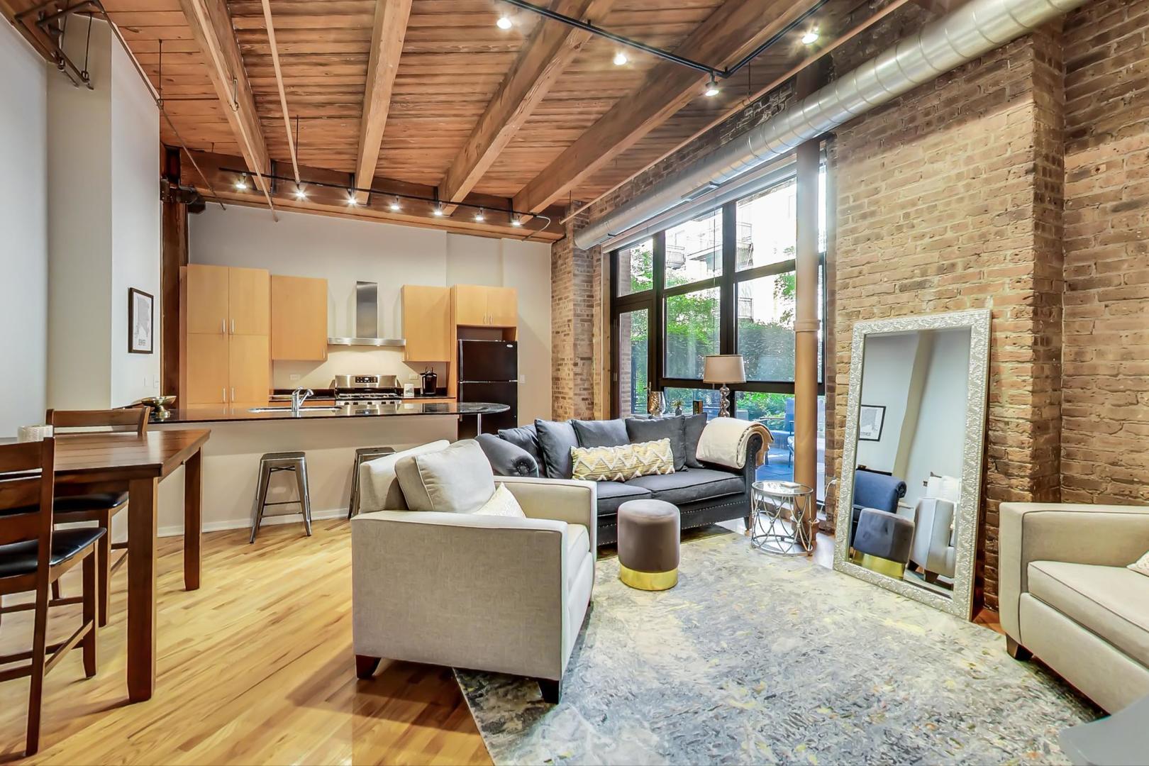 1040 W ADAMS Street Unit: 220
