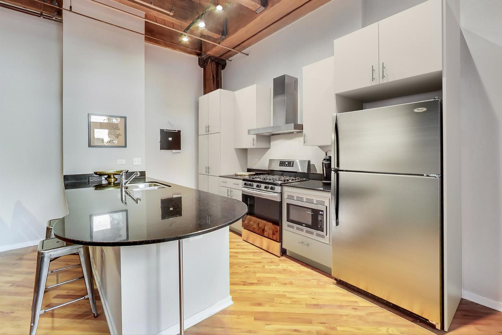 1040 W ADAMS Street Unit: 220