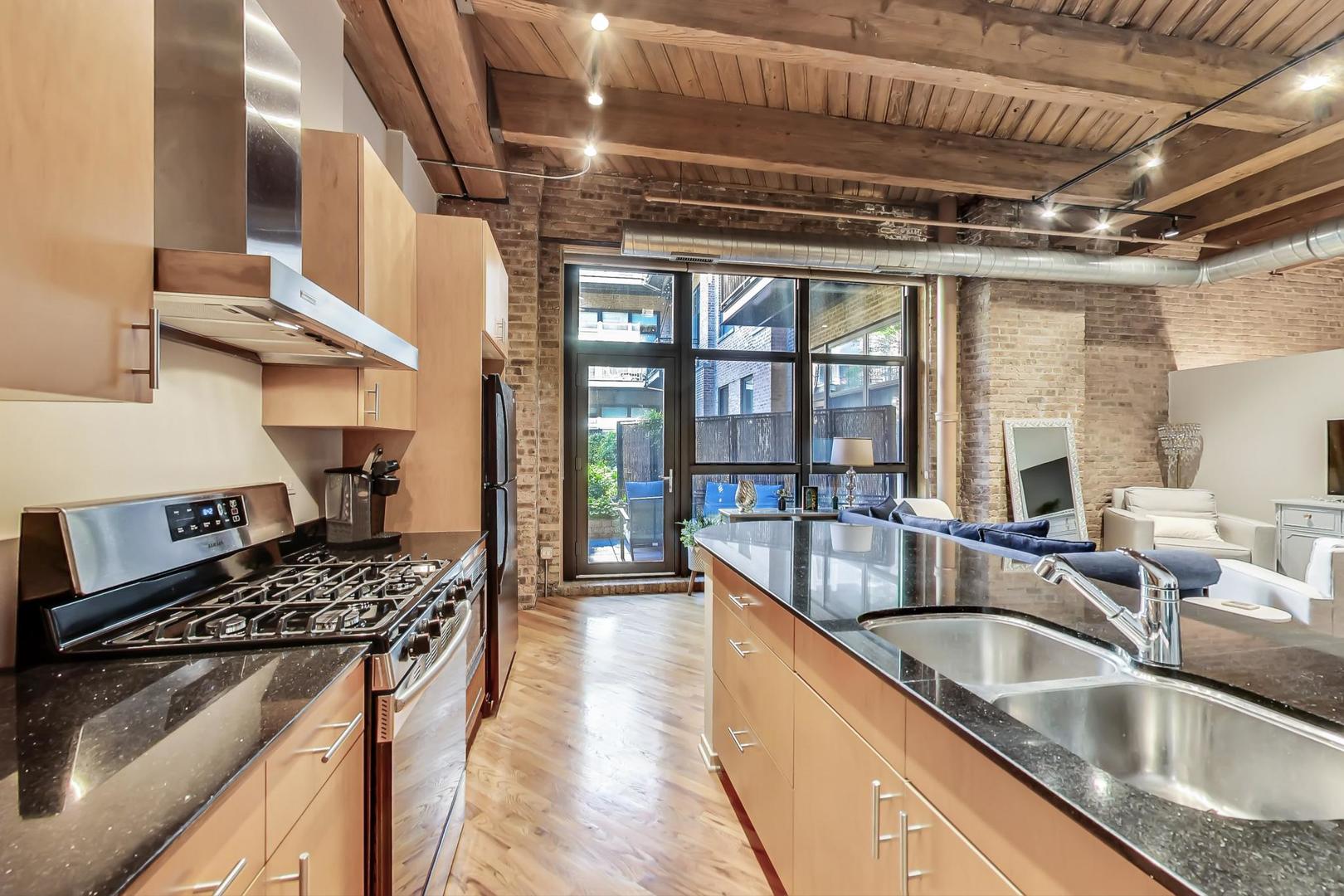 1040 W ADAMS Street Unit: 220