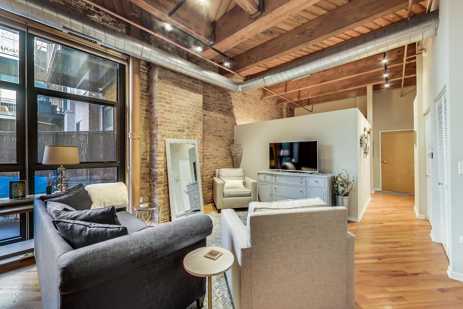 1040 W ADAMS Street Unit: 220