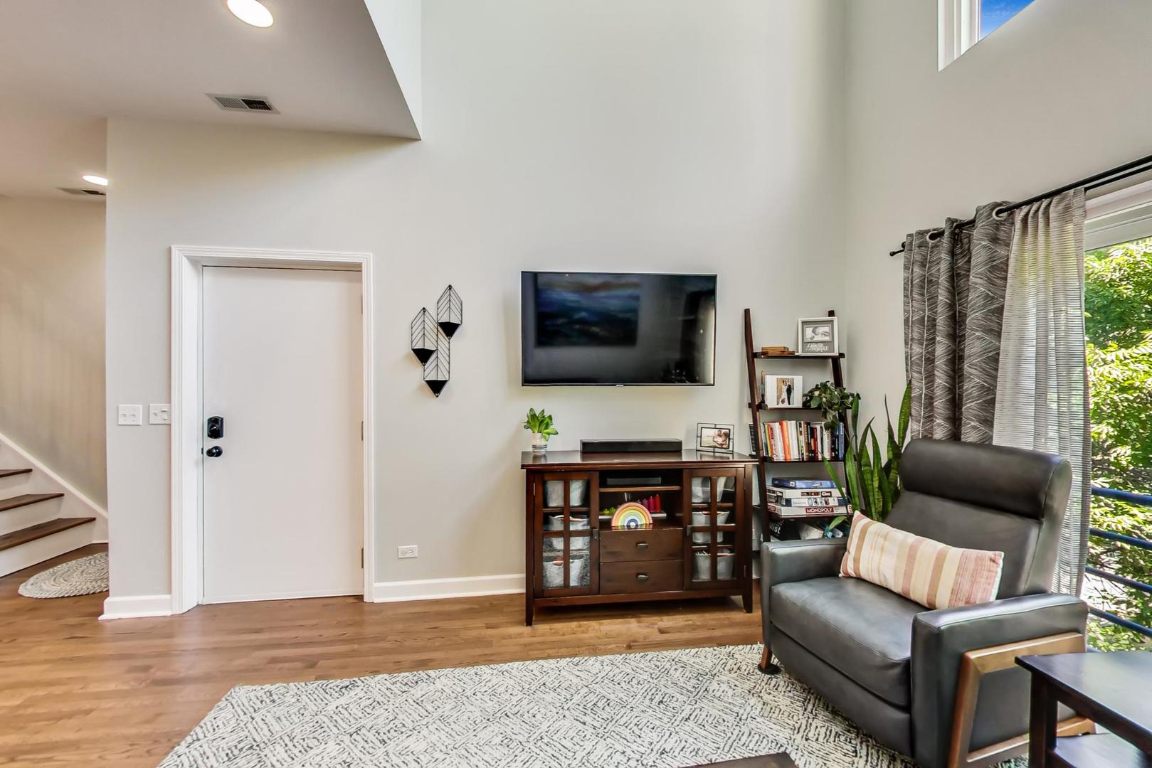 1429 N PAULINA Street Unit: C