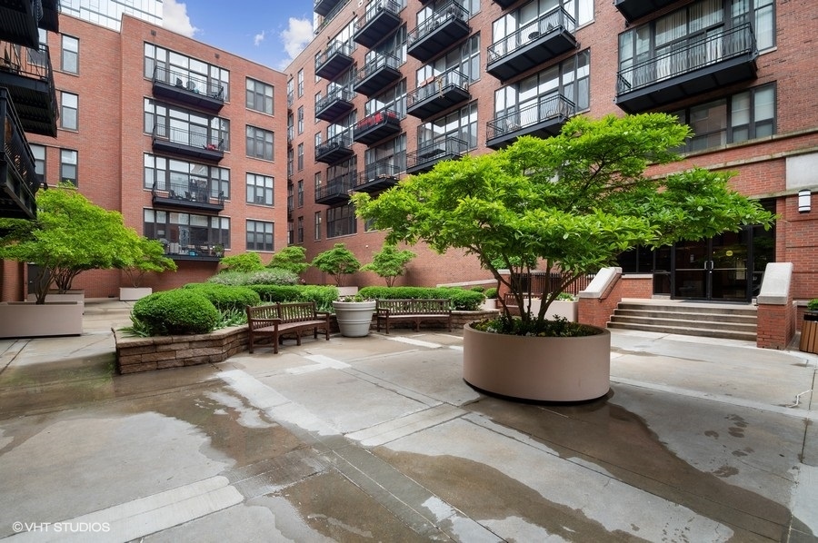 333 W Hubbard Street Unit: 910