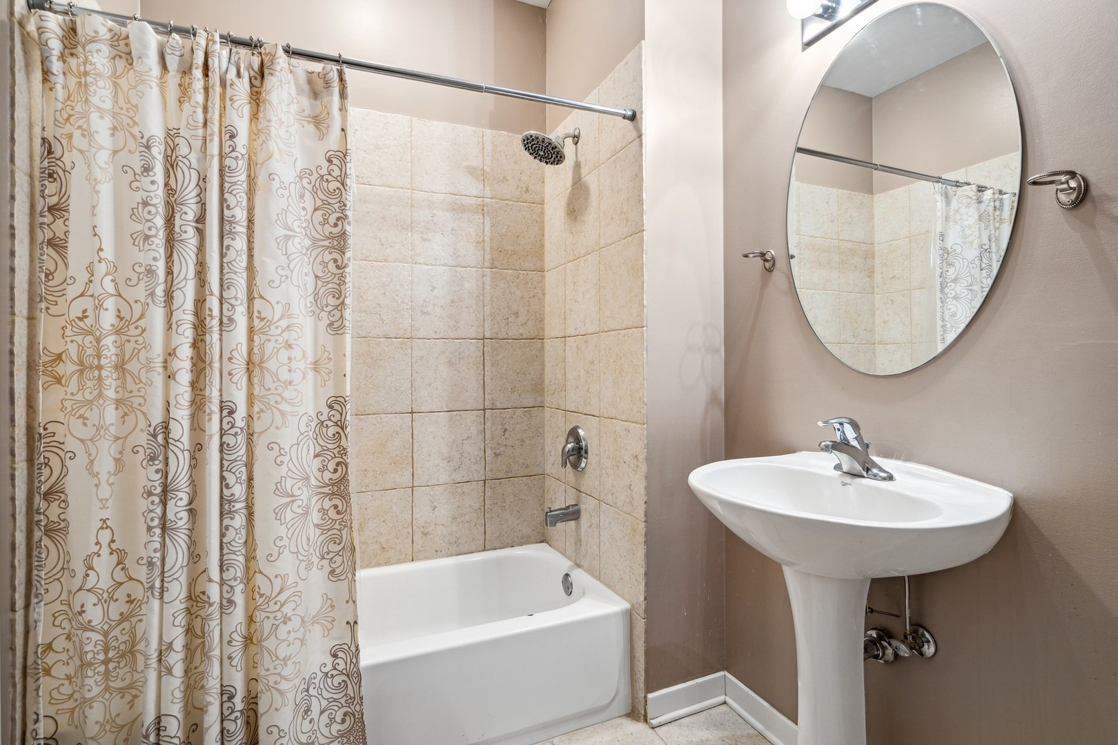 4011 N FRANCISCO Avenue Unit: 106
