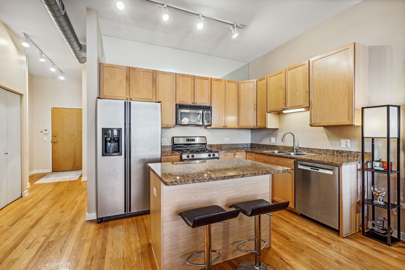 4011 N FRANCISCO Avenue Unit: 106