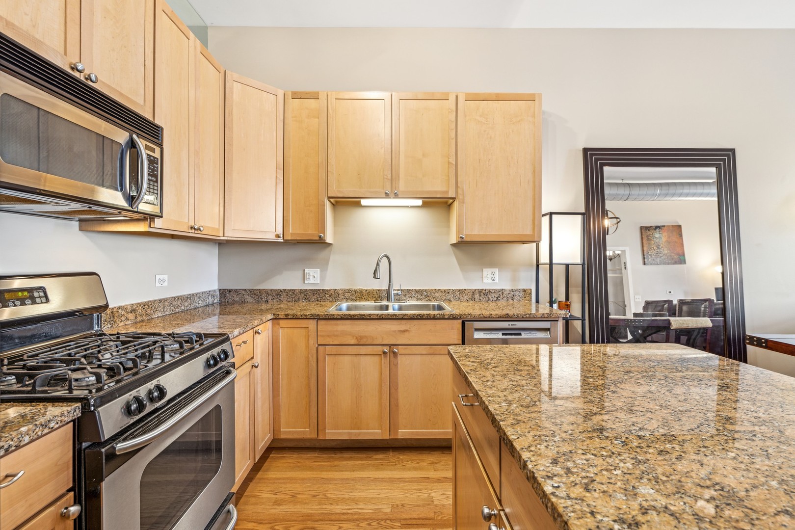 4011 N FRANCISCO Avenue Unit: 106