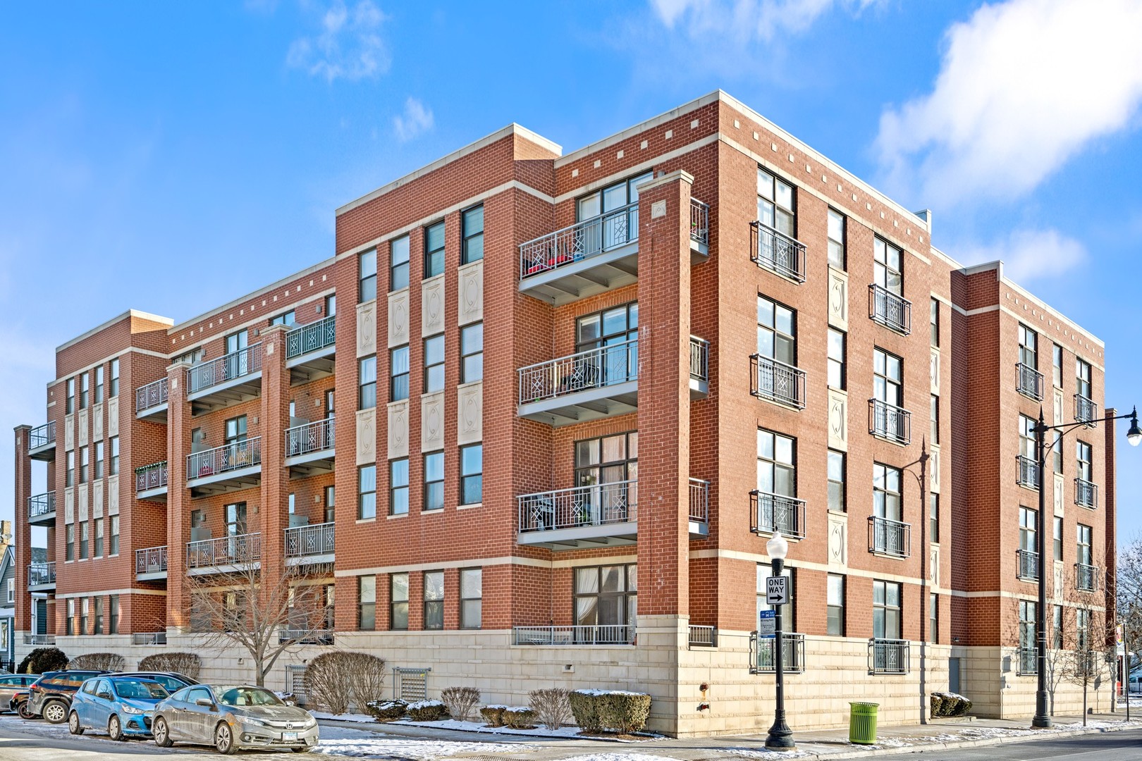 4011 N FRANCISCO Avenue Unit: 106