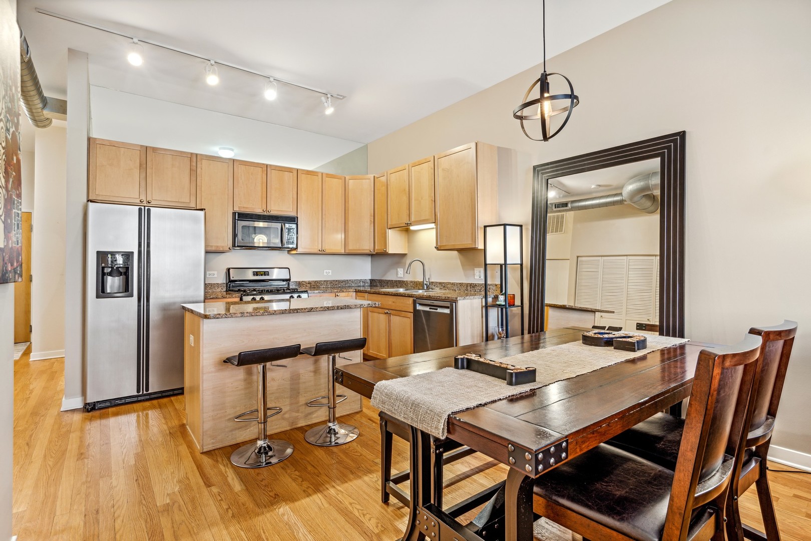 4011 N FRANCISCO Avenue Unit: 106