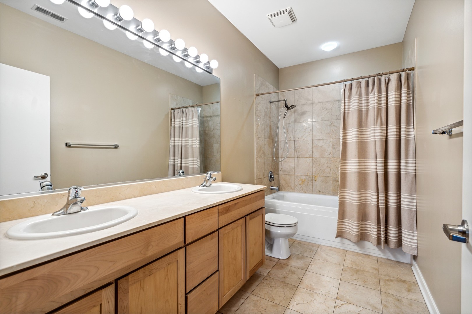 4011 N FRANCISCO Avenue Unit: 106
