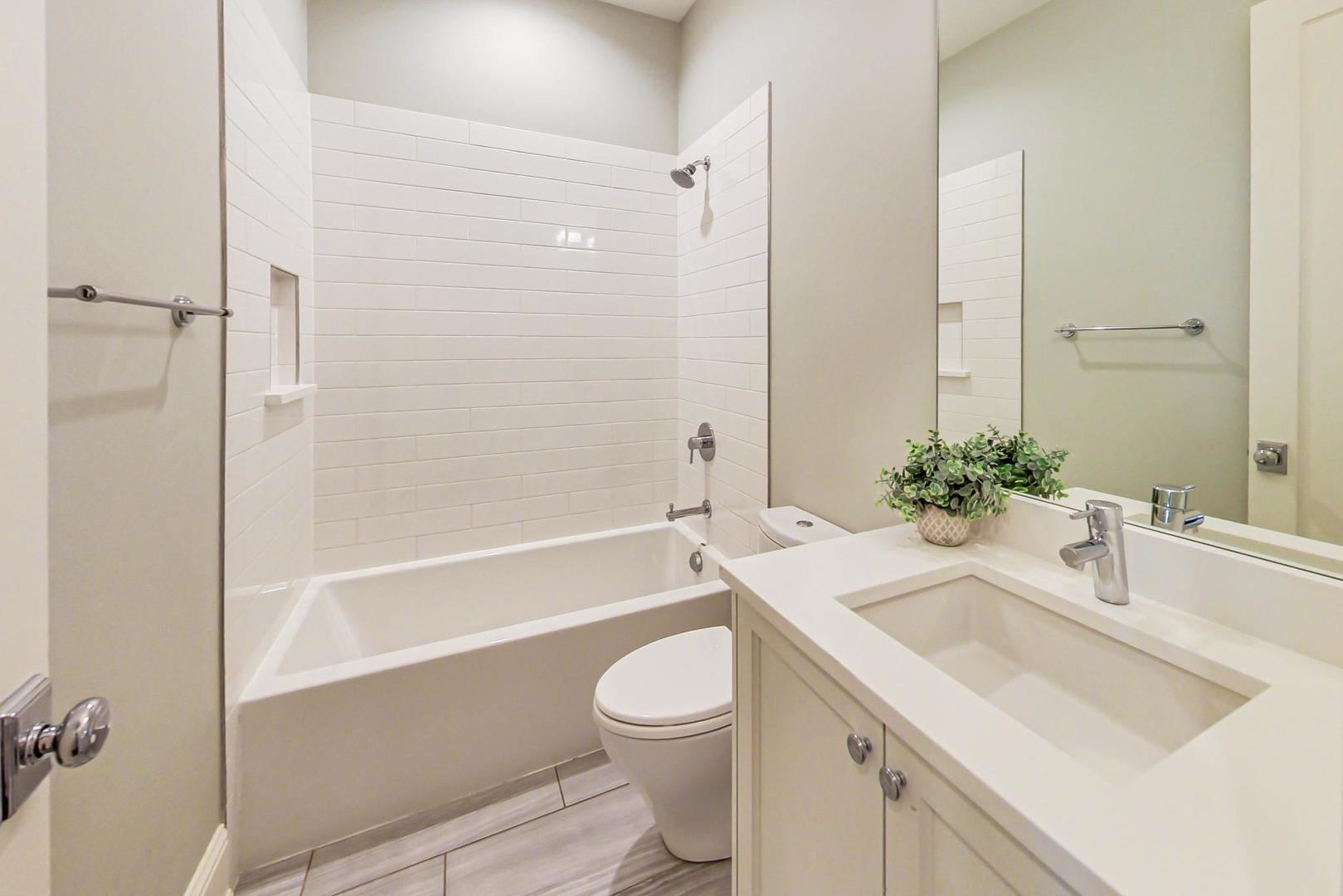 843 W Buckingham Place Unit: 4W