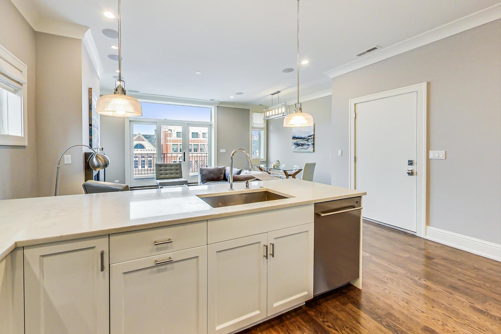 843 W Buckingham Place Unit: 4W