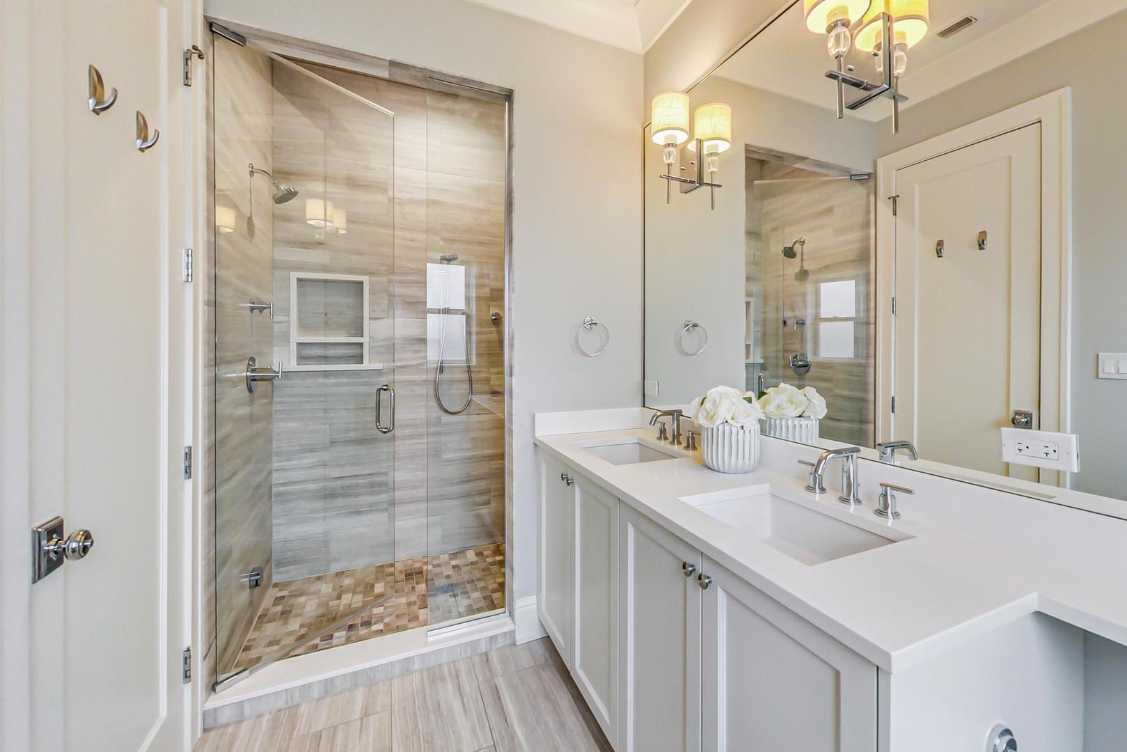 843 W Buckingham Place Unit: 4W