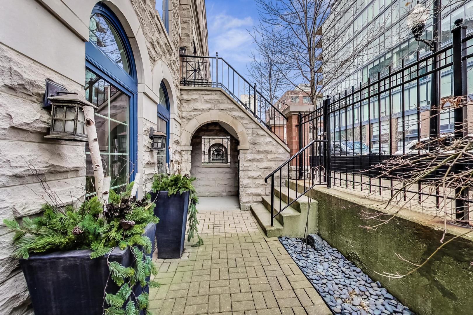 357 W Superior Street Unit: AB