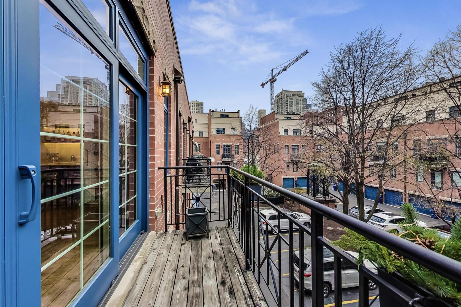 357 W Superior Street Unit: AB