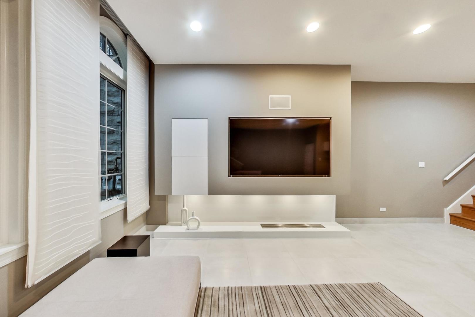 357 W Superior Street Unit: AB