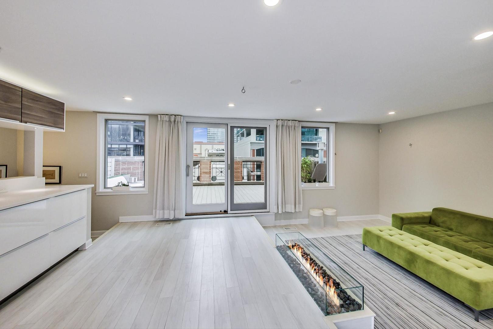 357 W Superior Street Unit: AB