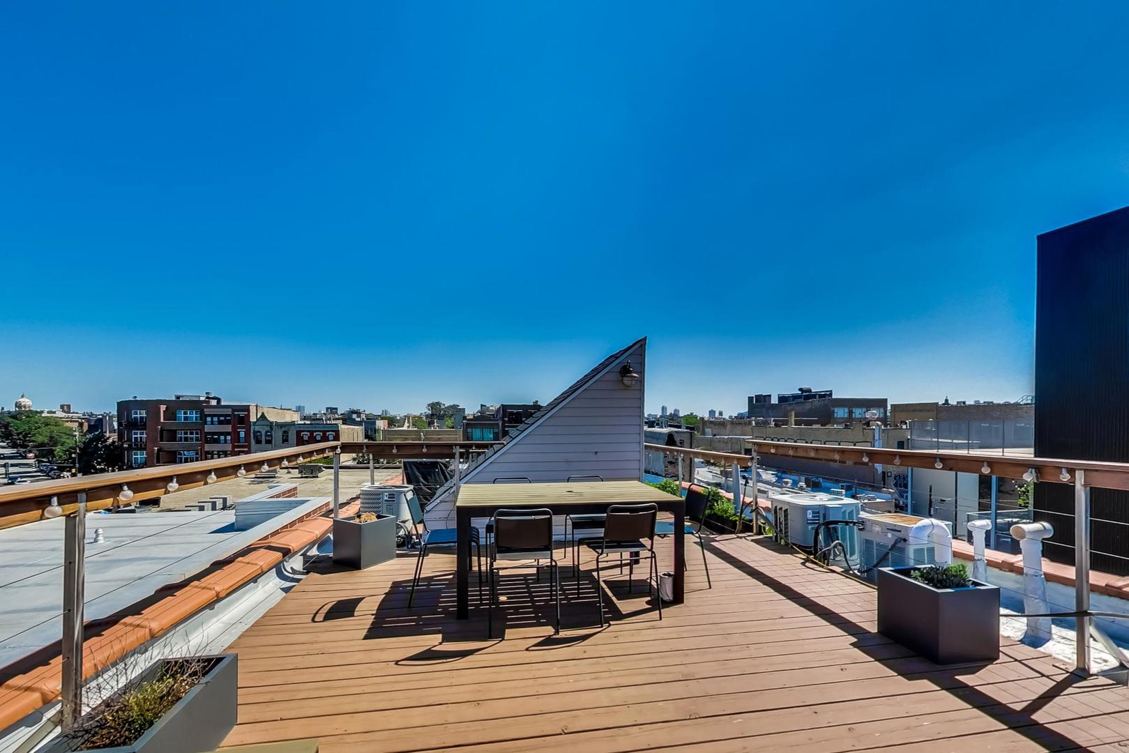1317 N Wicker Park Avenue Unit: 2F