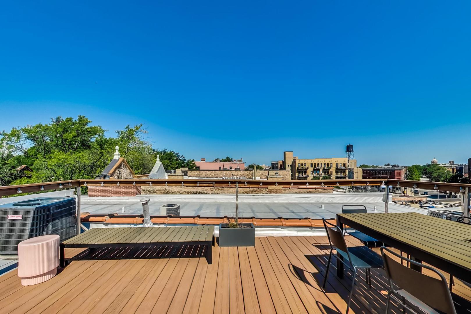 1317 N Wicker Park Avenue Unit: 2F