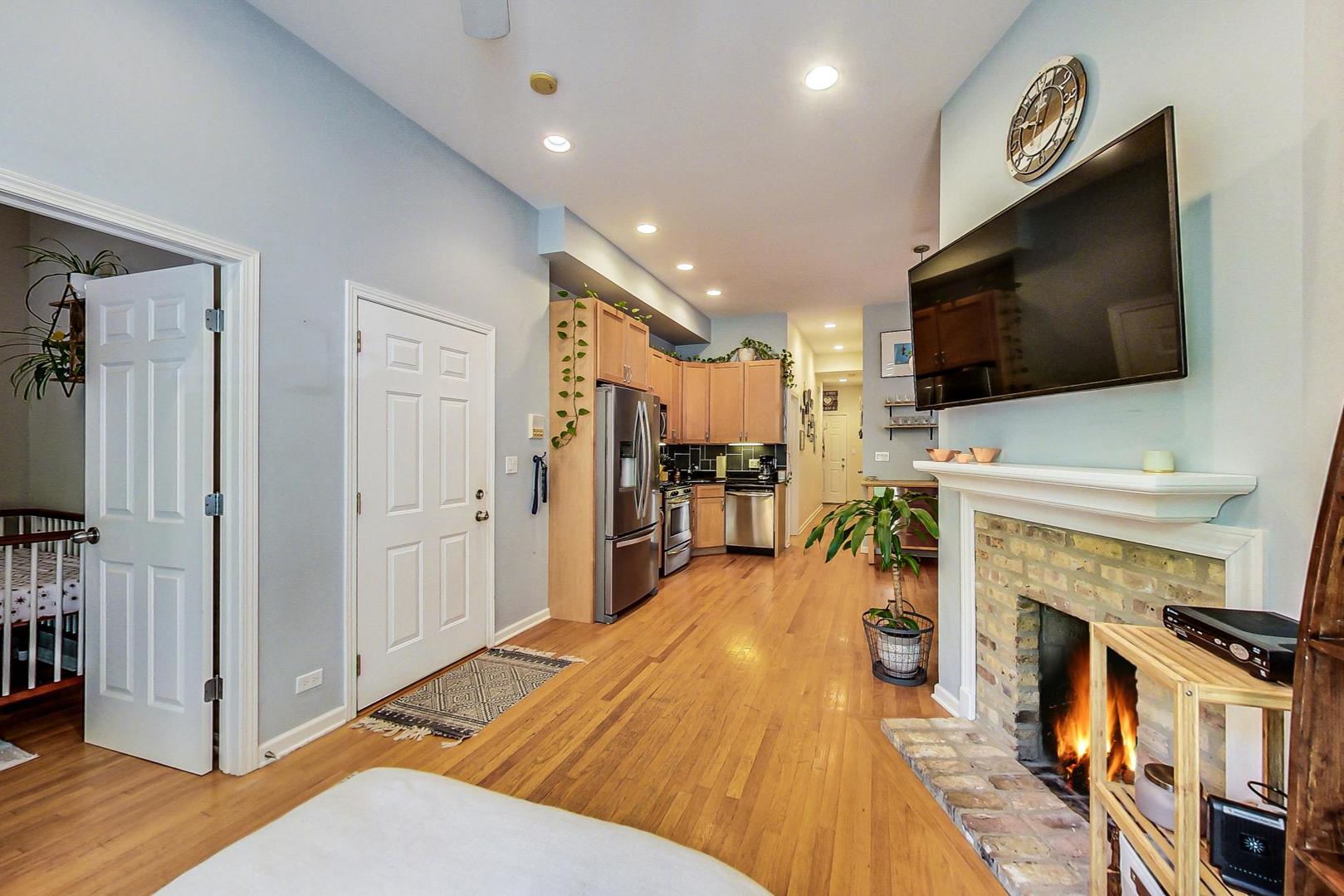 1317 N Wicker Park Avenue Unit: 2F