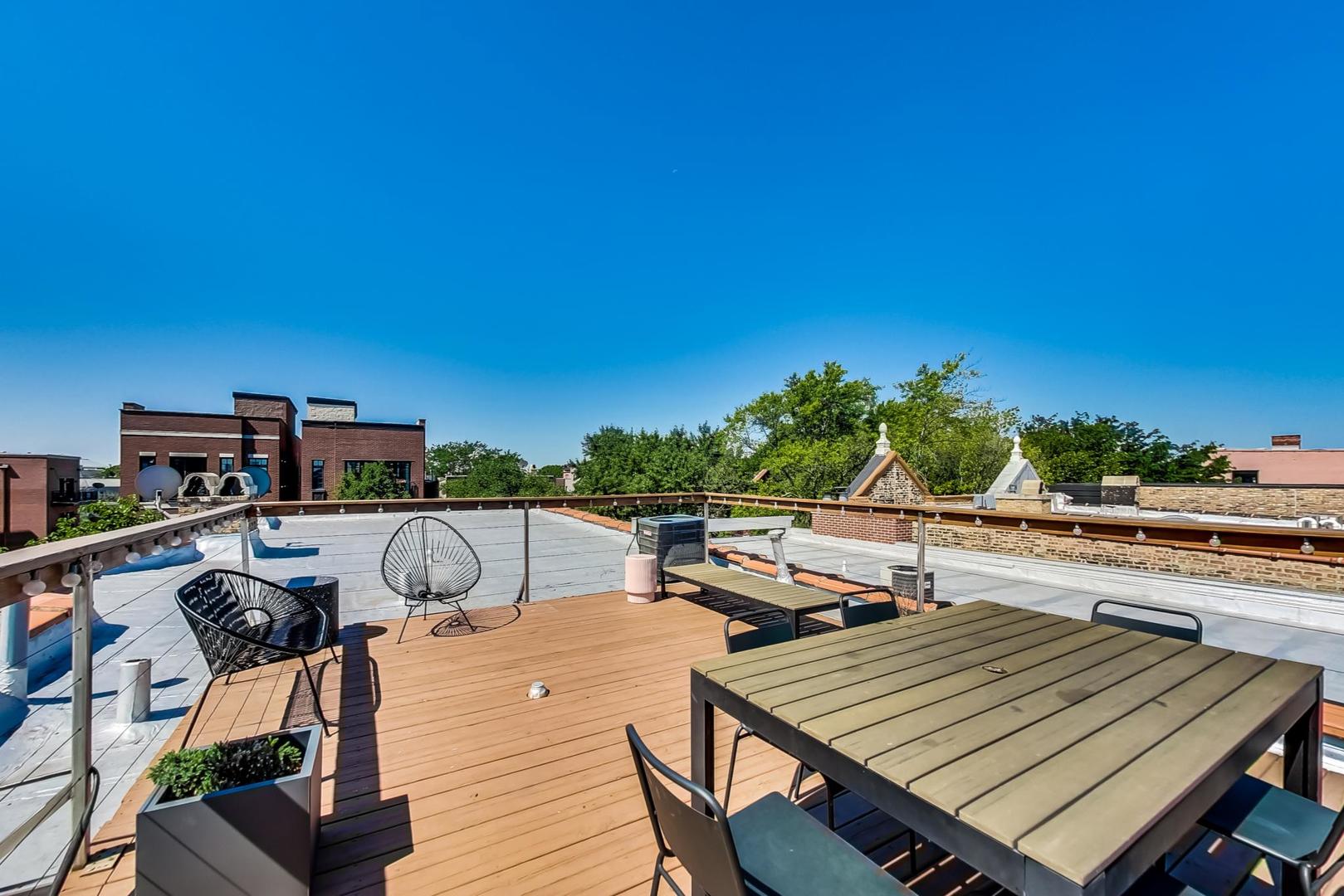 1317 N Wicker Park Avenue Unit: 2F
