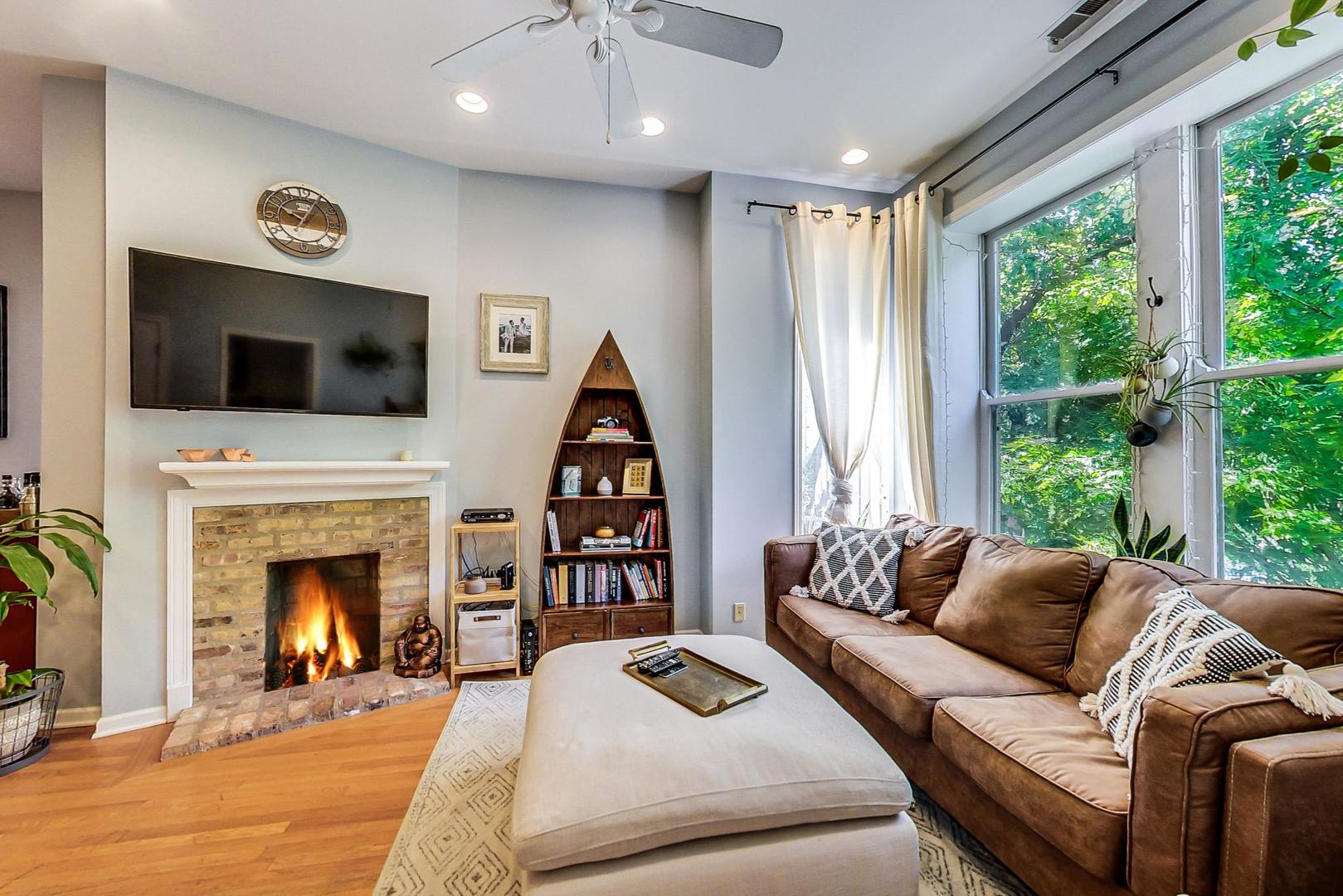 1317 N Wicker Park Avenue Unit: 2F